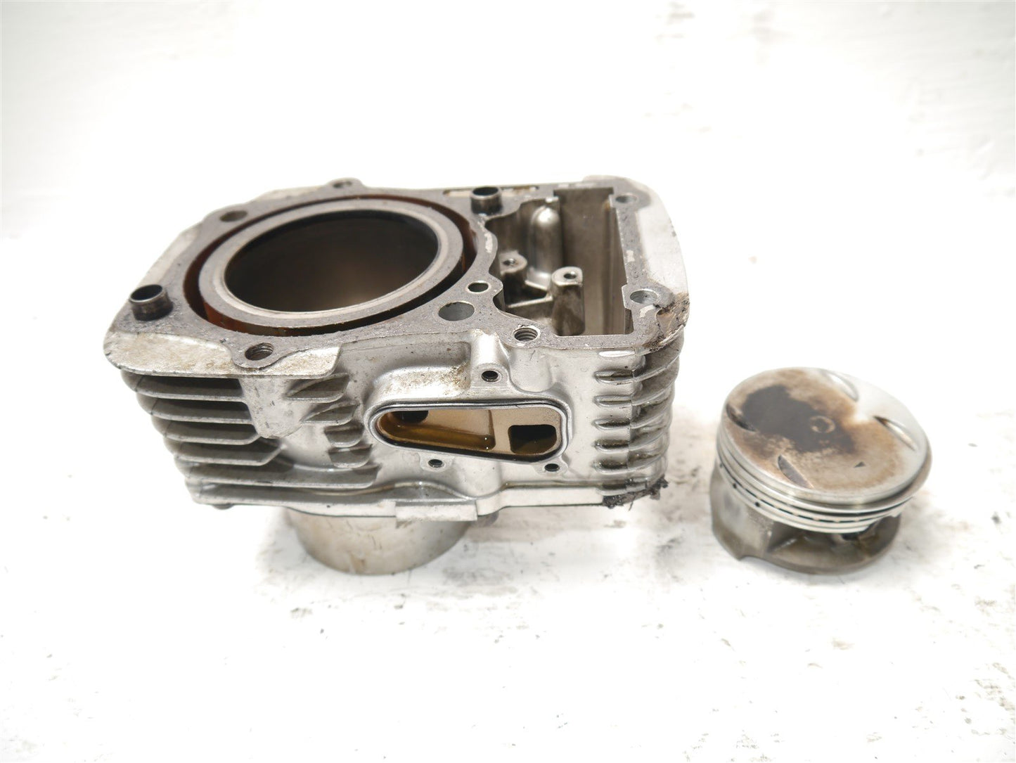 SUZUKI VS750 INTRUDER 1985-1991 REAR CYLINDER BARREL AND PISTON
