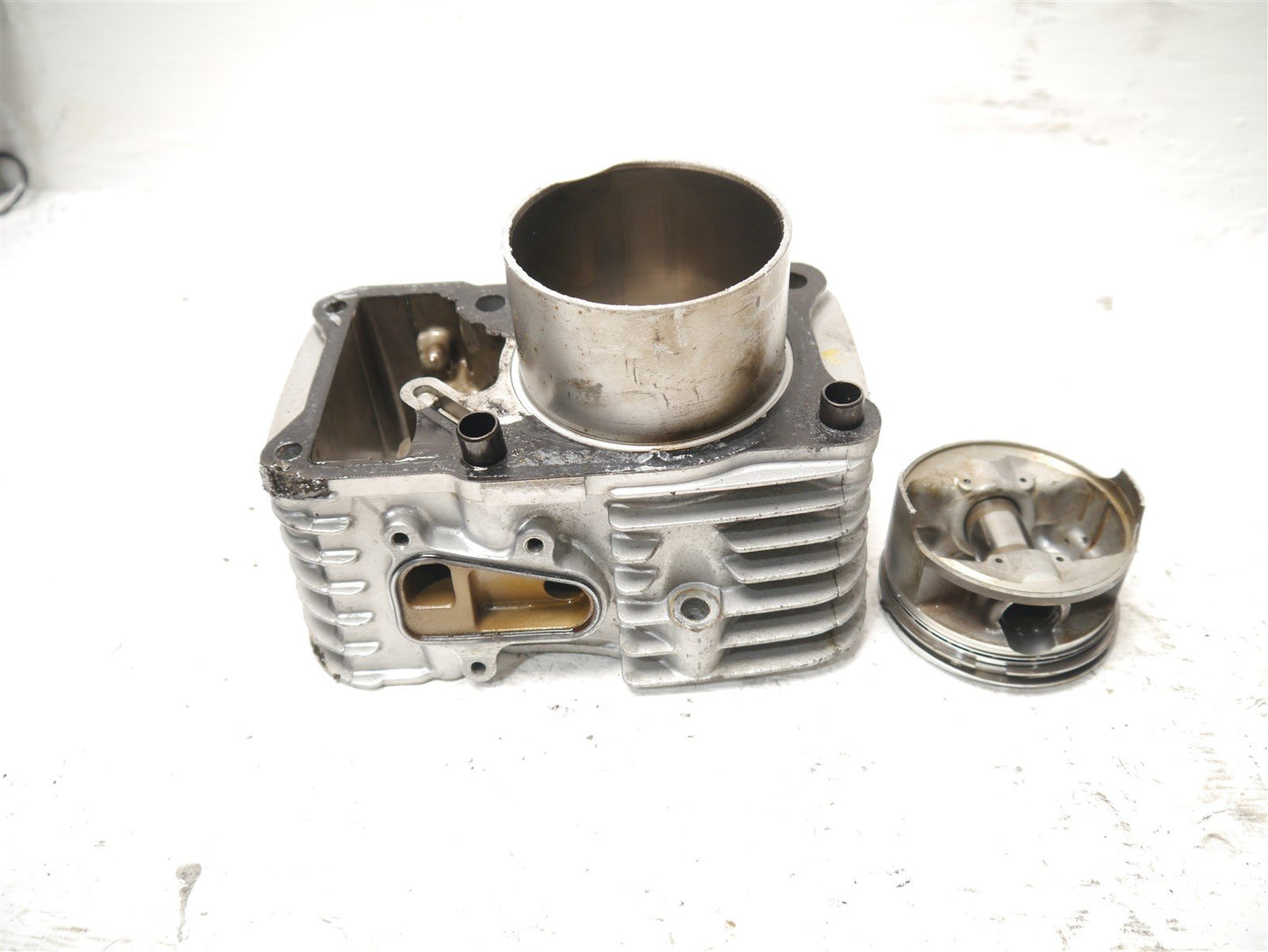 SUZUKI VS750 INTRUDER 1985-1991 REAR CYLINDER BARREL AND PISTON