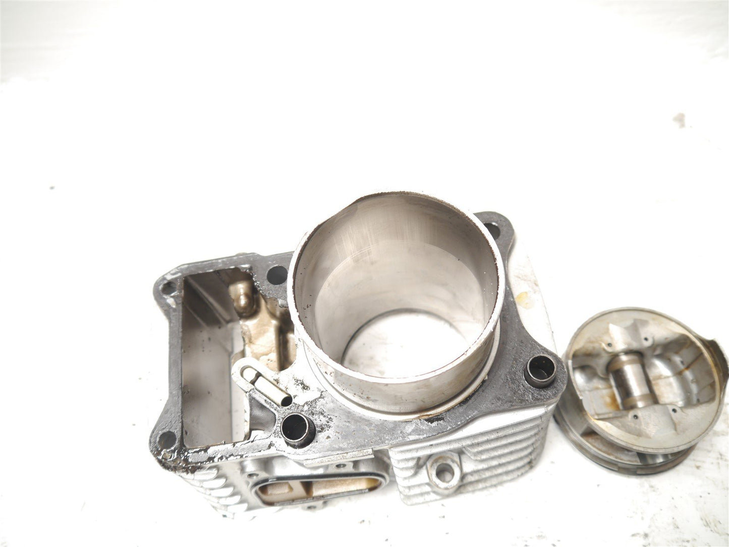 SUZUKI VS750 INTRUDER 1985-1991 REAR CYLINDER BARREL AND PISTON