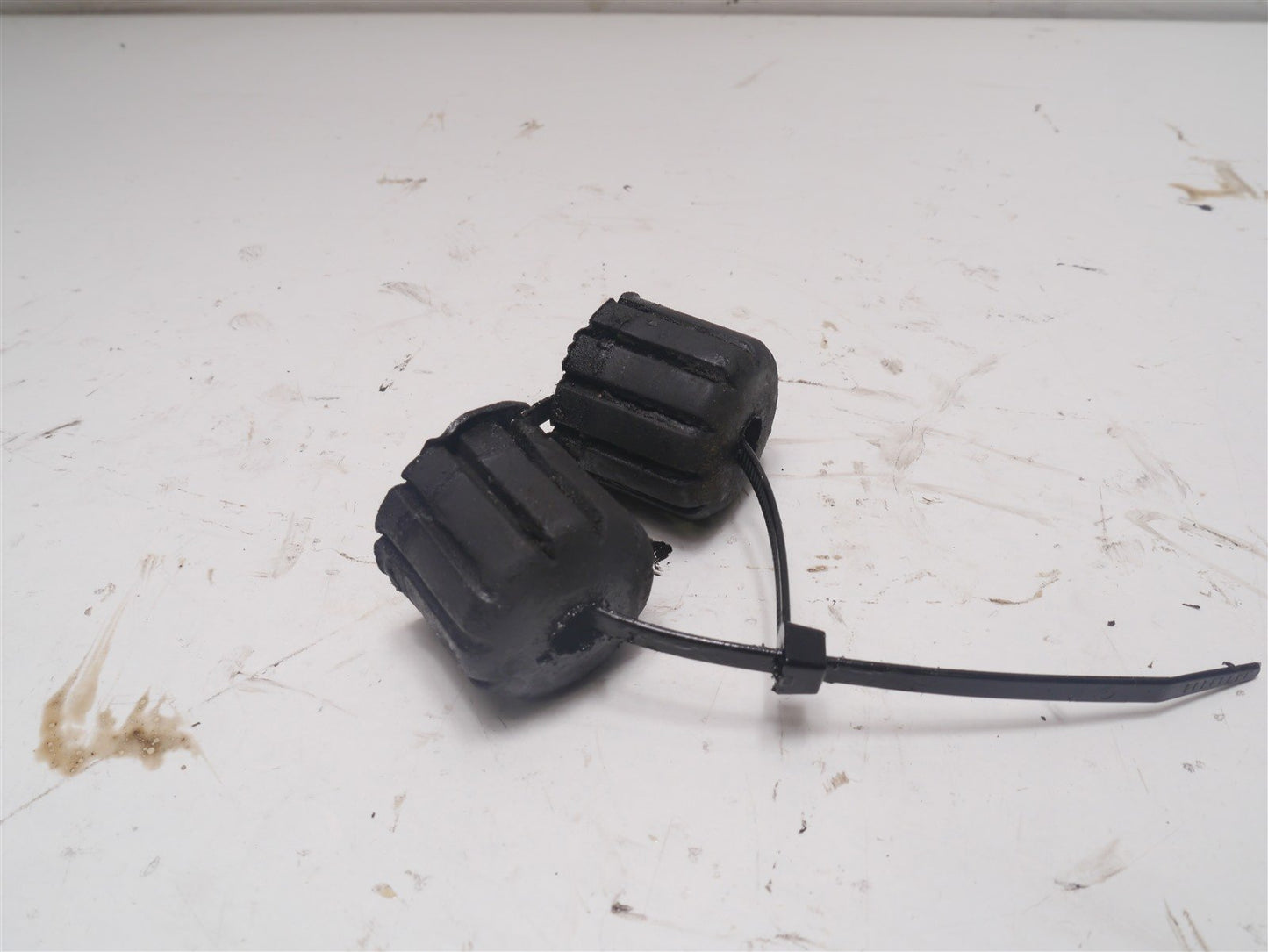 HONDA CBF500 CBF 500 A 2004-2008 FUEL PETROL TANK MOUNTING RUBBERS X 2