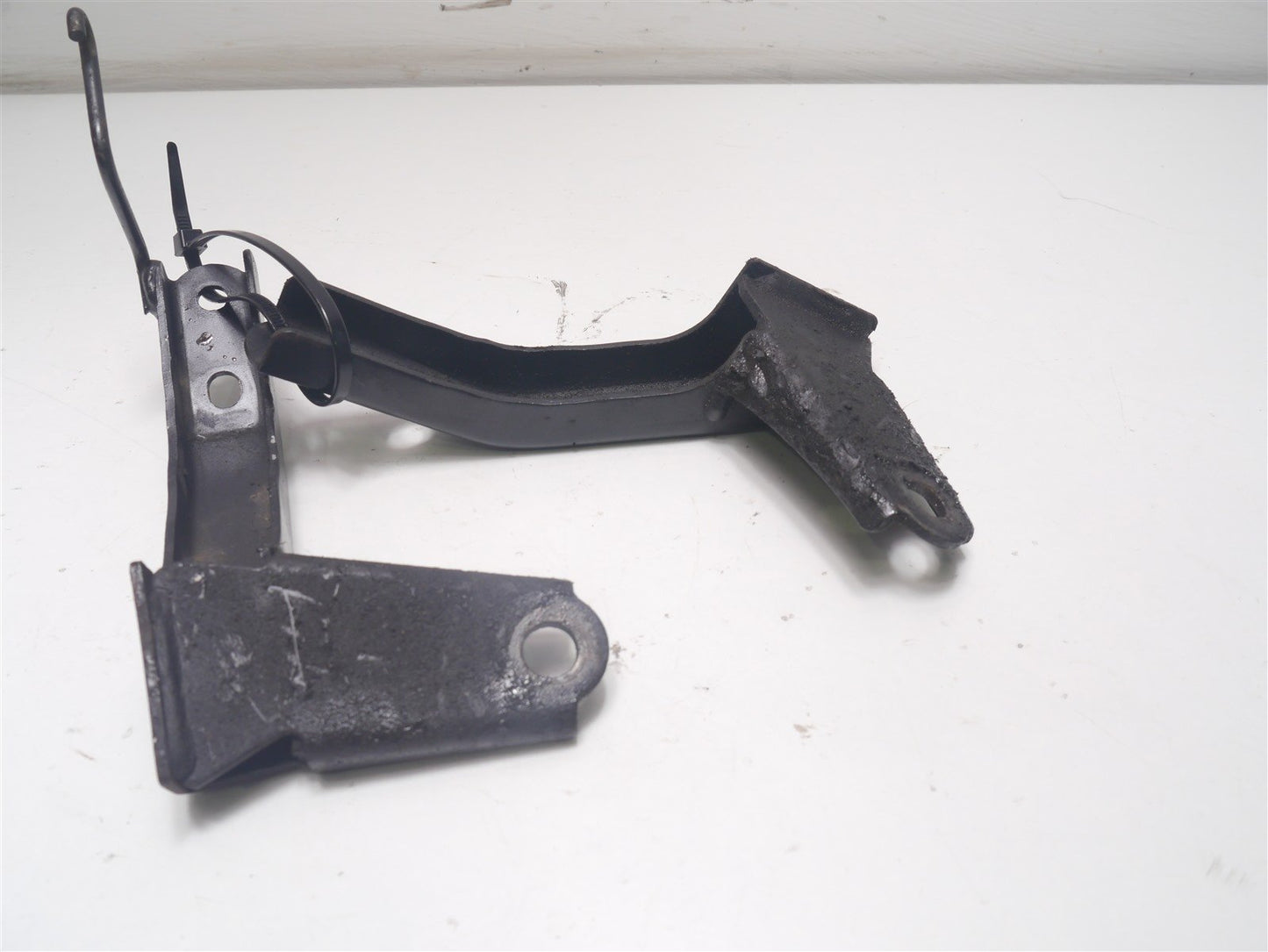 HONDA CBR125R CBR125 CBR 125 R 2004-2006 BOTTOM FRONT ENGINE MOUNTS BRACKETS X 2