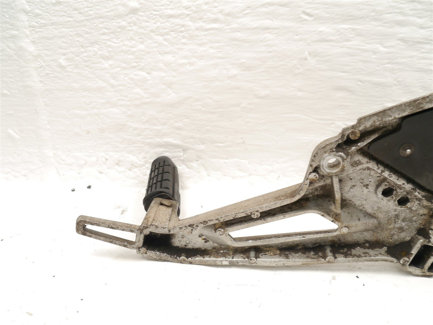 HONDA CBF 250 2004-2008 LEFT FOOTREST HANGER & PEGS