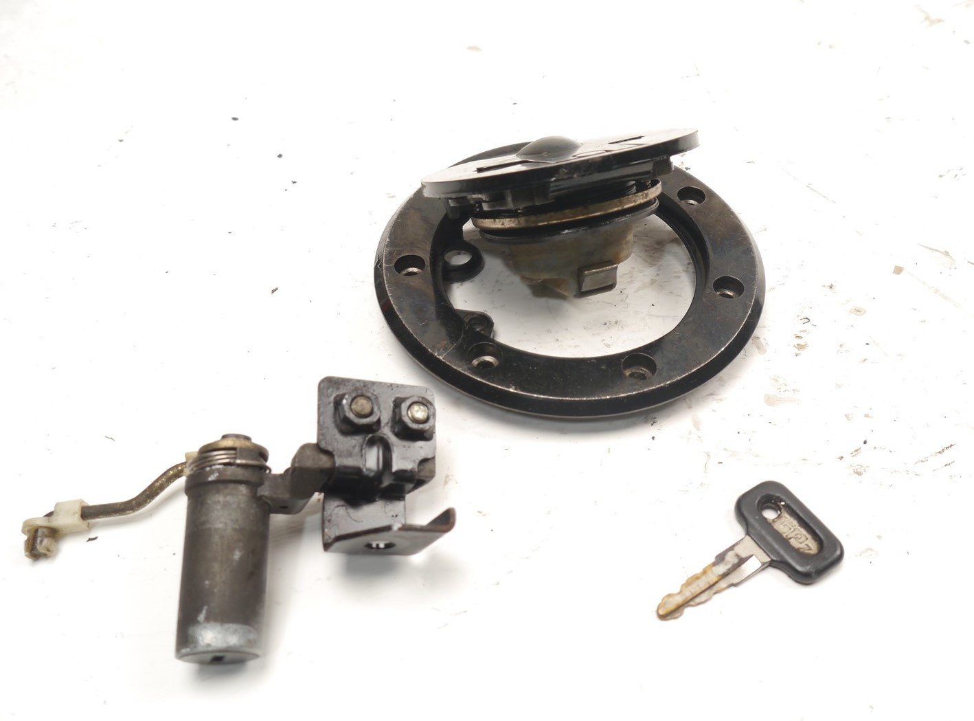 KAWASAKI GPZ600R FUEL CAP AND SEAT LOCK