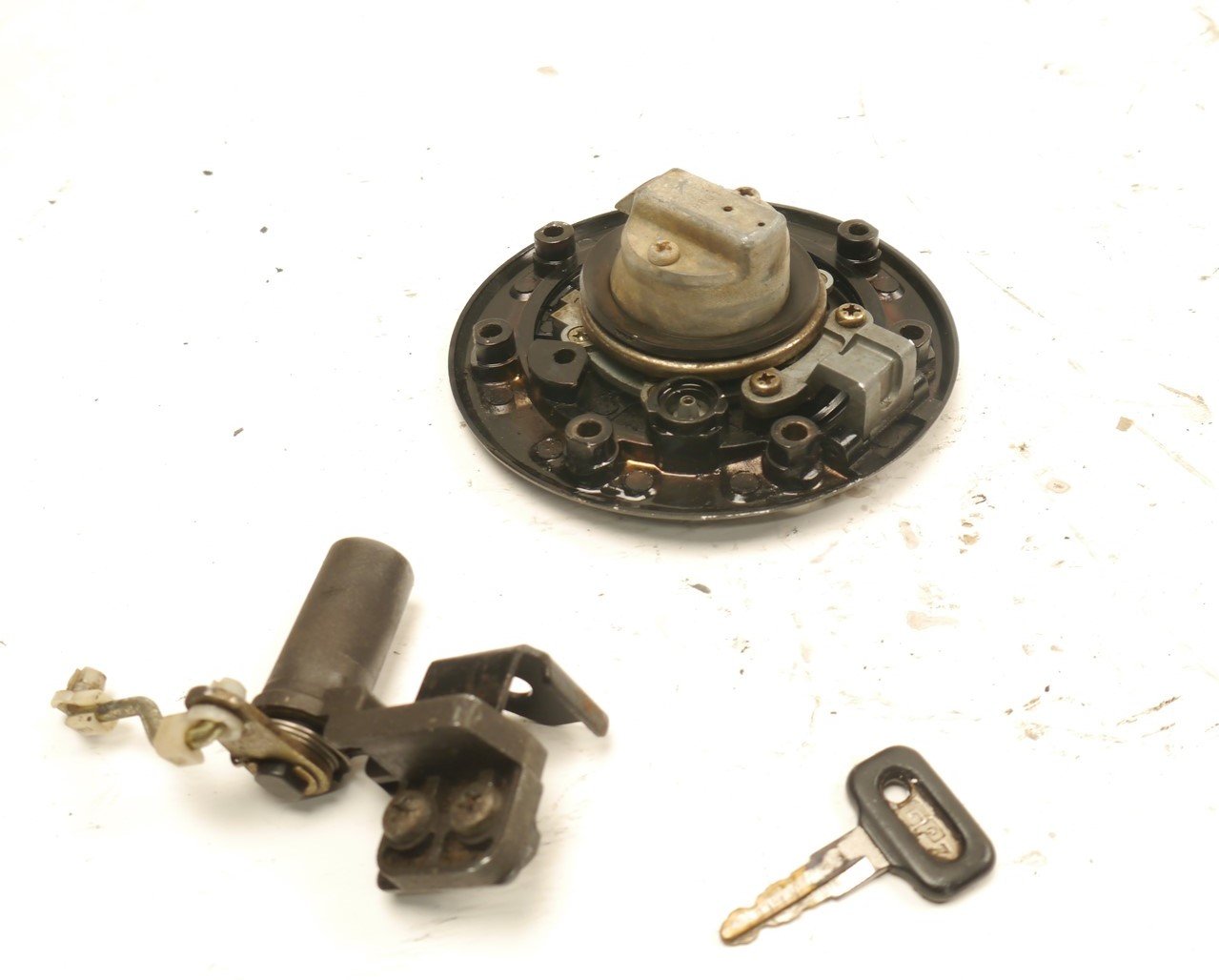 KAWASAKI GPZ600R FUEL CAP AND SEAT LOCK