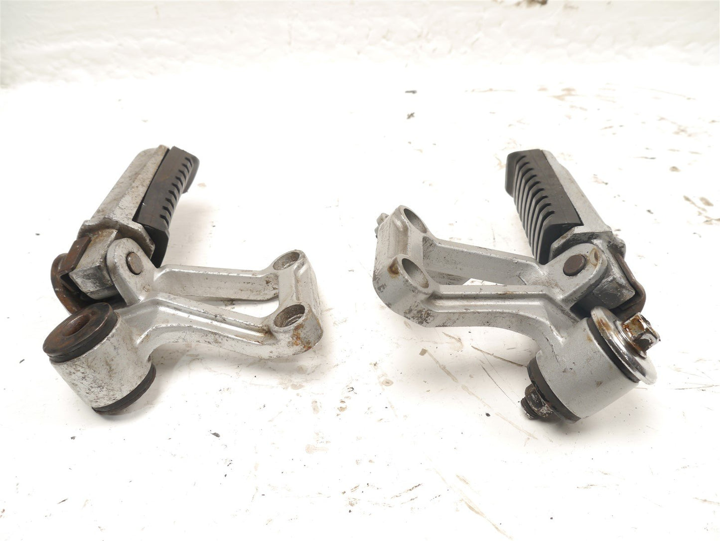 KAWASAKI GPZ600R REAR FOOTREST HANGERS & PEGS