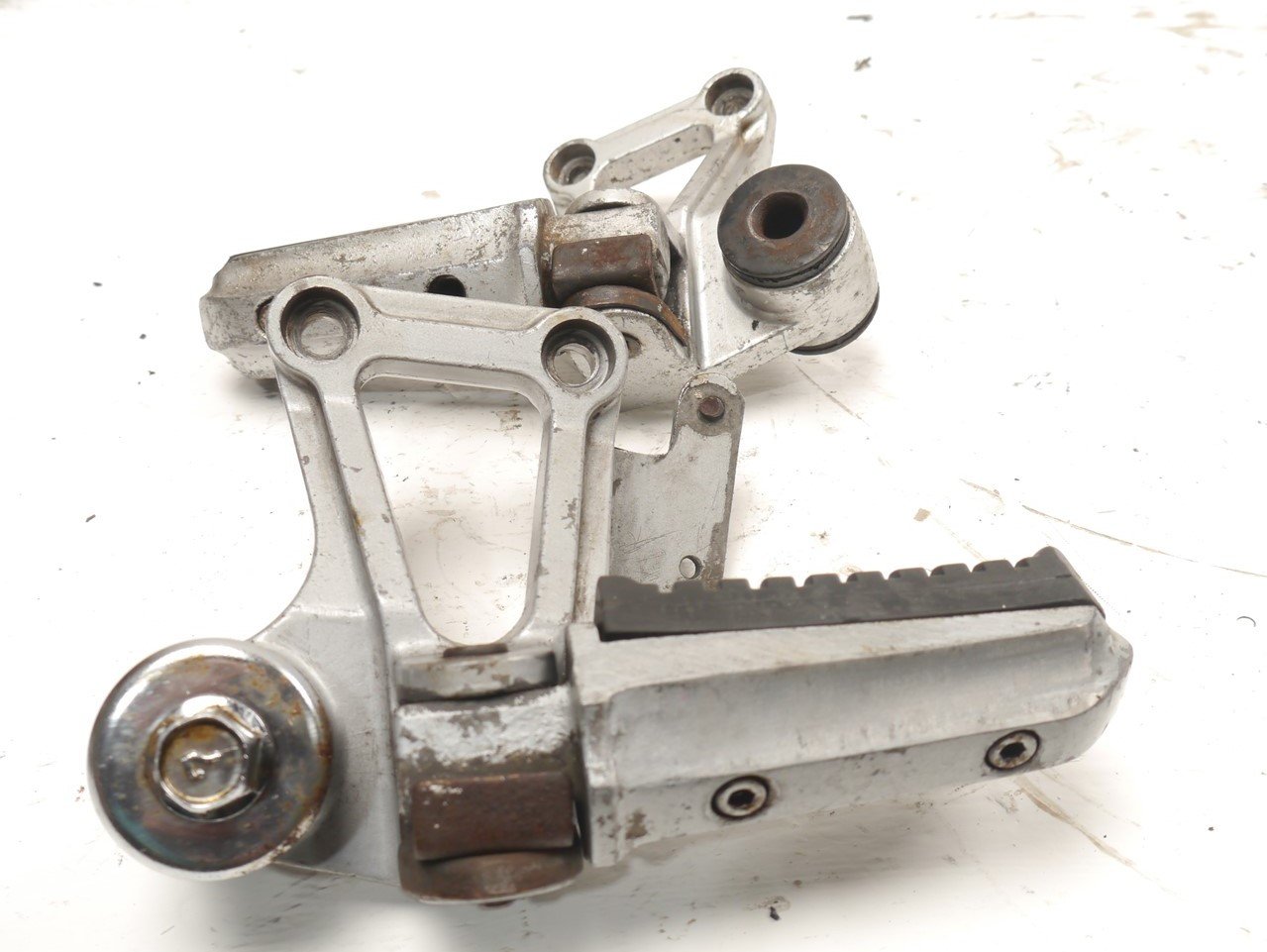 KAWASAKI GPZ600R REAR FOOTREST HANGERS & PEGS
