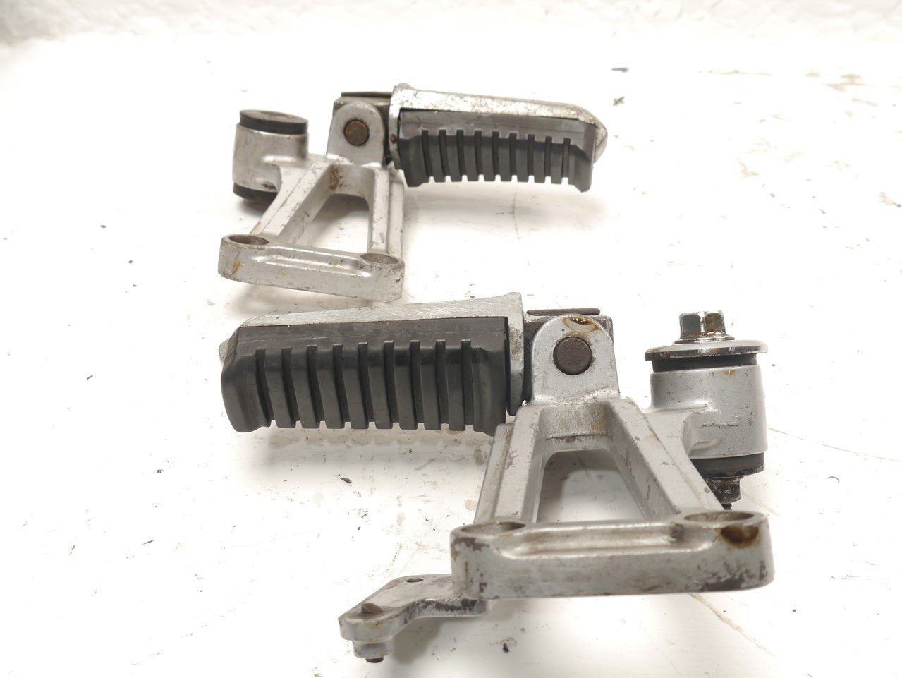 KAWASAKI GPZ600R REAR FOOTREST HANGERS & PEGS