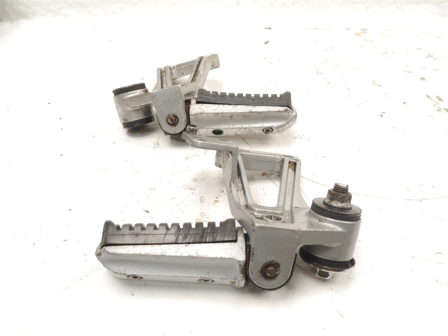 KAWASAKI GPZ600R REAR FOOTREST HANGERS & PEGS