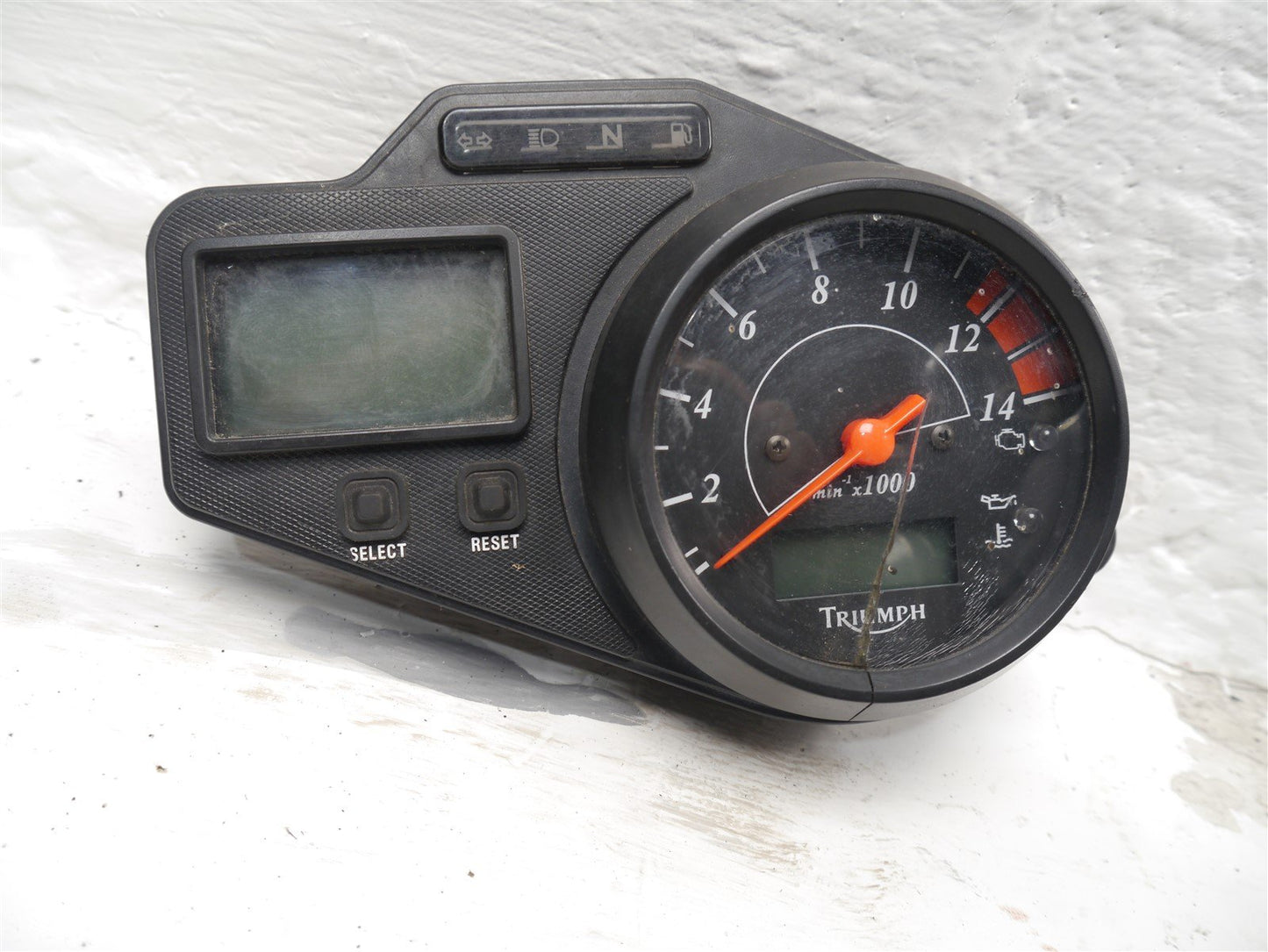 TRIUMPH DAYTONA 955i 2002-2006 CLOCKS INSTRUMENTS (CRACKED)