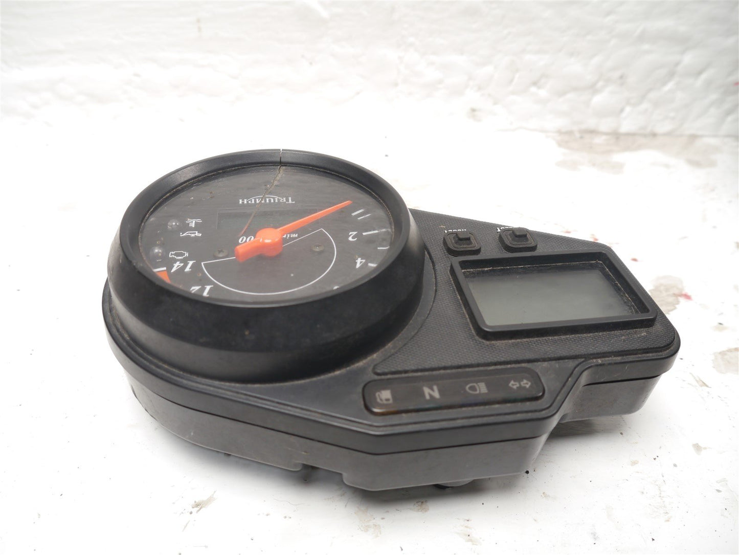 TRIUMPH DAYTONA 955i 2002-2006 CLOCKS INSTRUMENTS (CRACKED)
