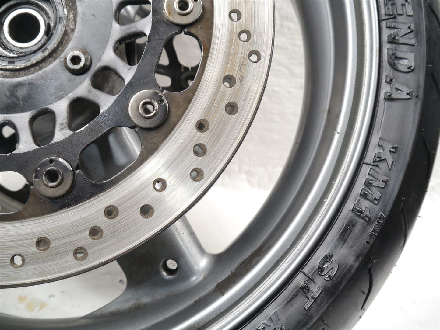 TRIUMPH DAYTONA 955i 2002-2006 FRONT WHEEL & TYRE