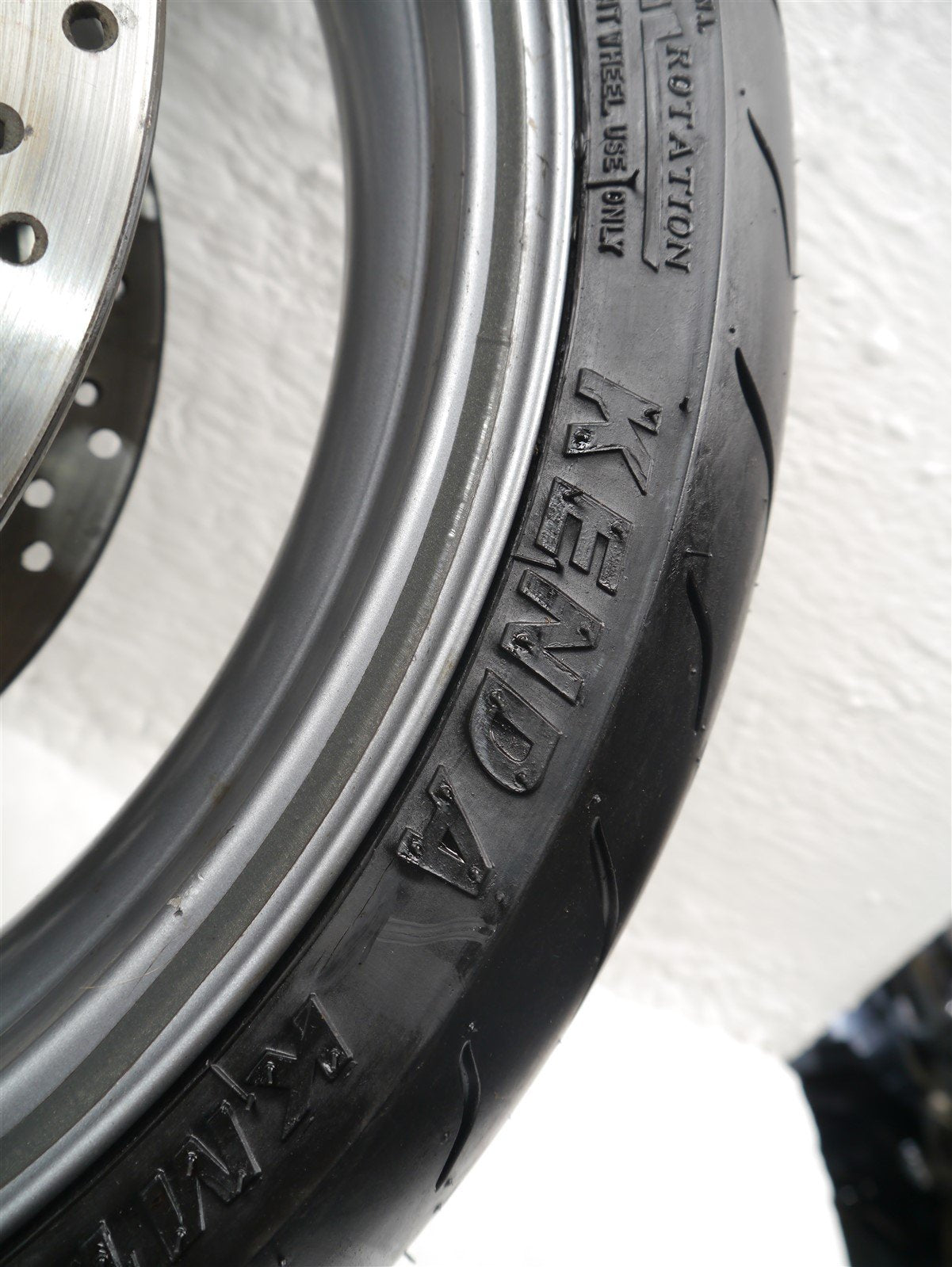 TRIUMPH DAYTONA 955i 2002-2006 FRONT WHEEL & TYRE