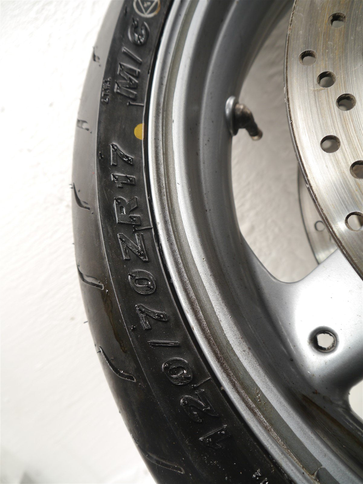 TRIUMPH DAYTONA 955i 2002-2006 FRONT WHEEL & TYRE