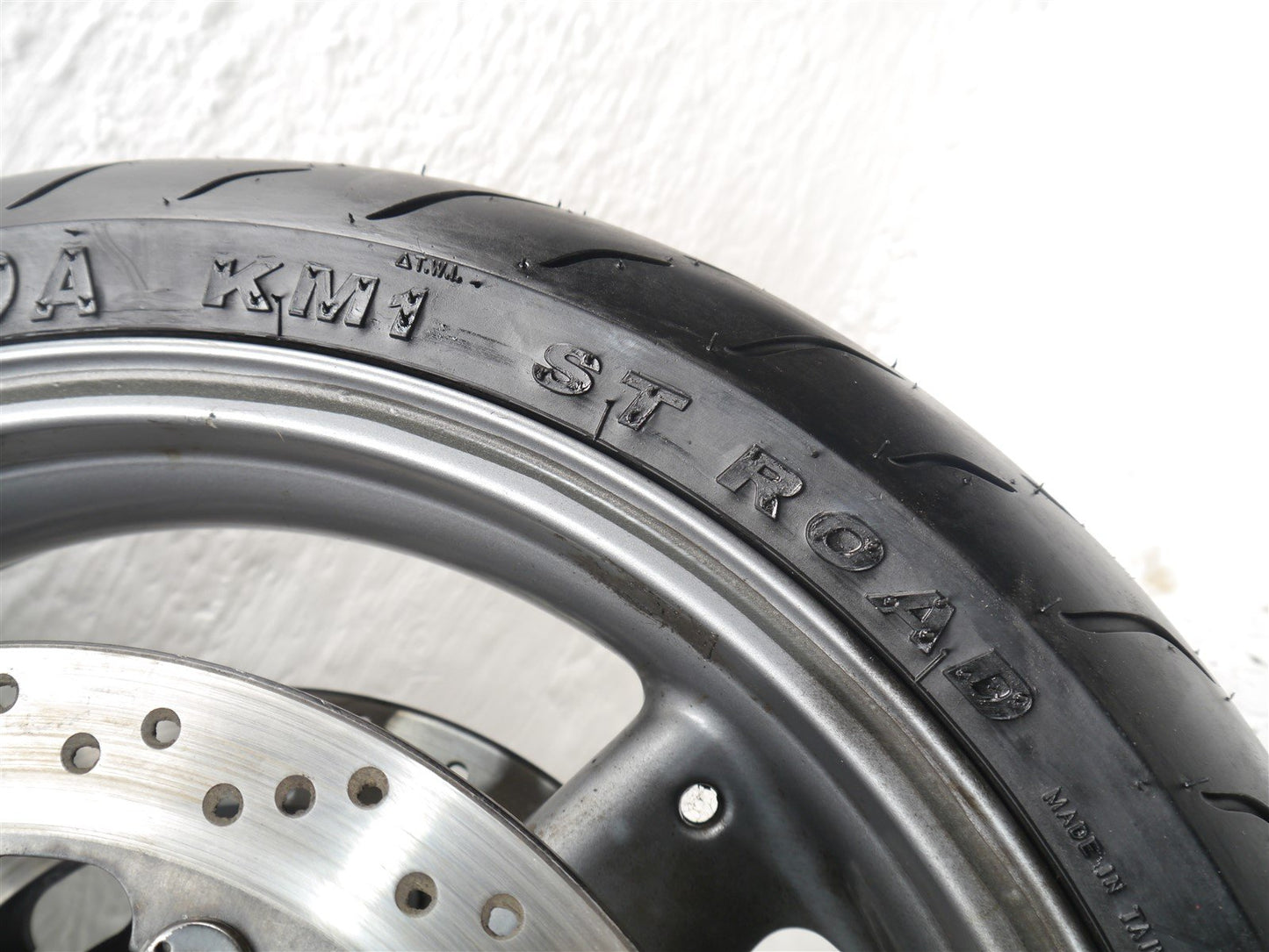 TRIUMPH DAYTONA 955i 2002-2006 FRONT WHEEL & TYRE