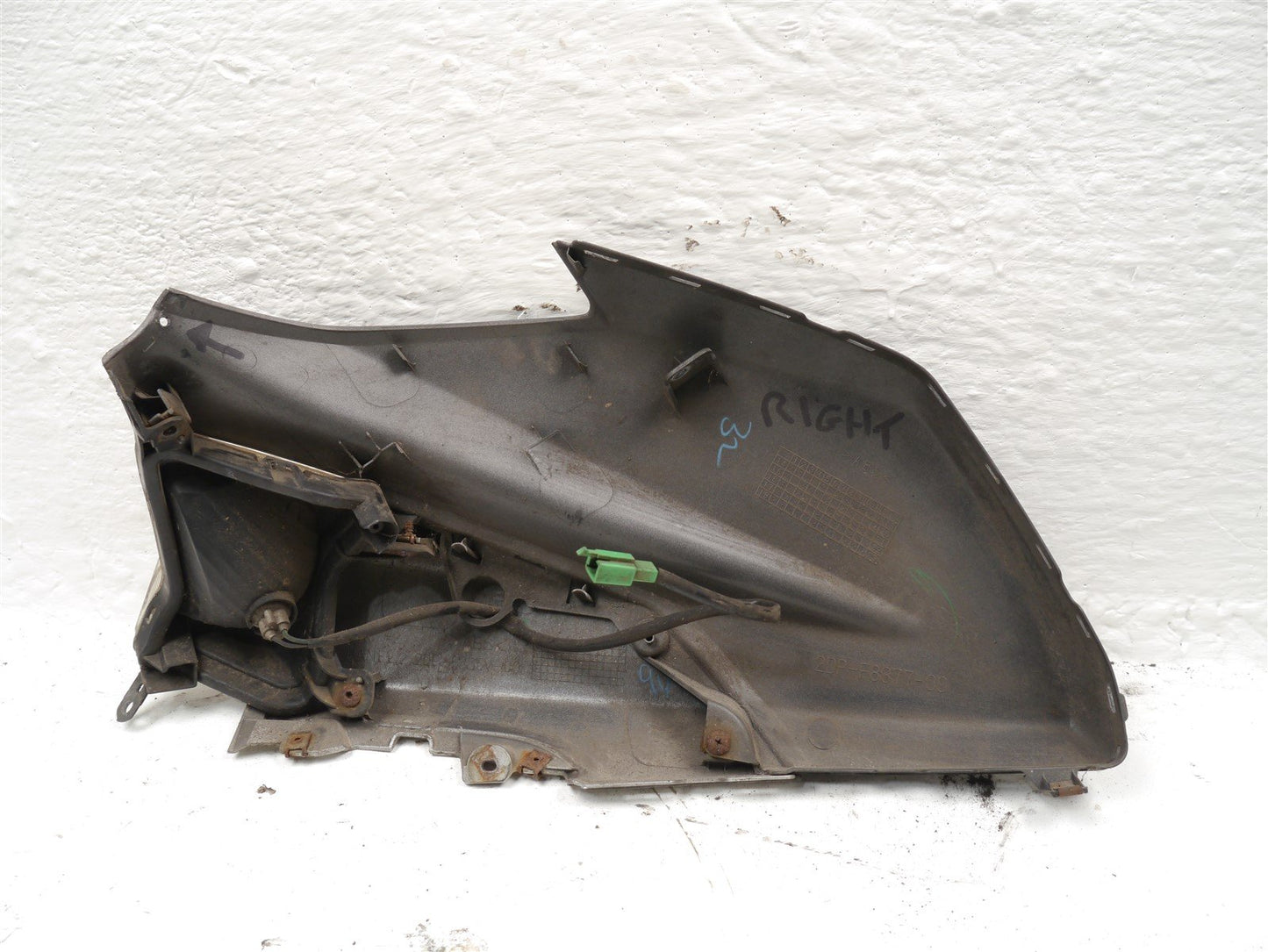 YAMAHA GPD125 NMAX 2015-2020 FRONT RIGHT FAIRING & INDICATOR (DAMAGED)