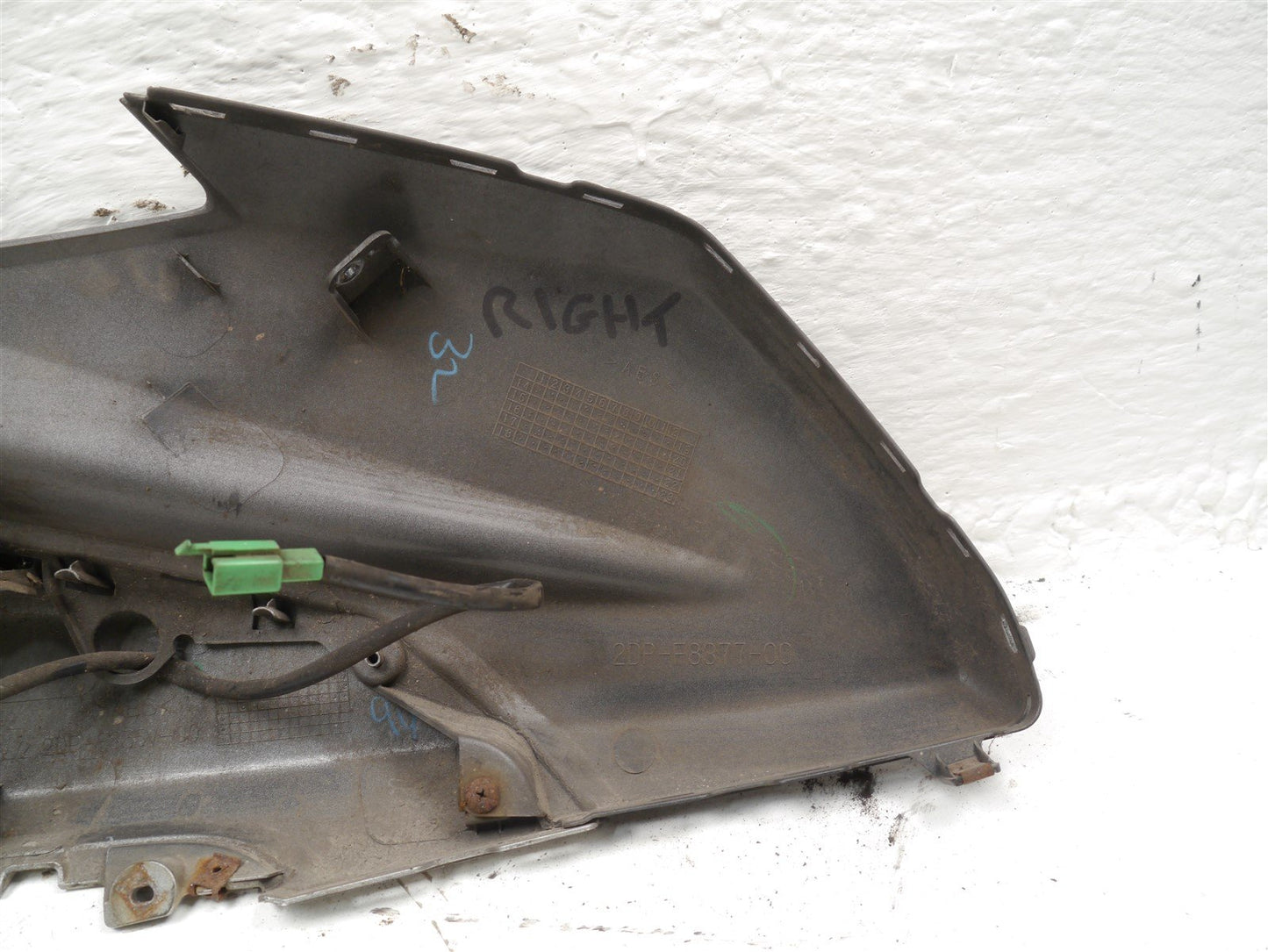 YAMAHA GPD125 NMAX 2015-2020 FRONT RIGHT FAIRING & INDICATOR (DAMAGED)