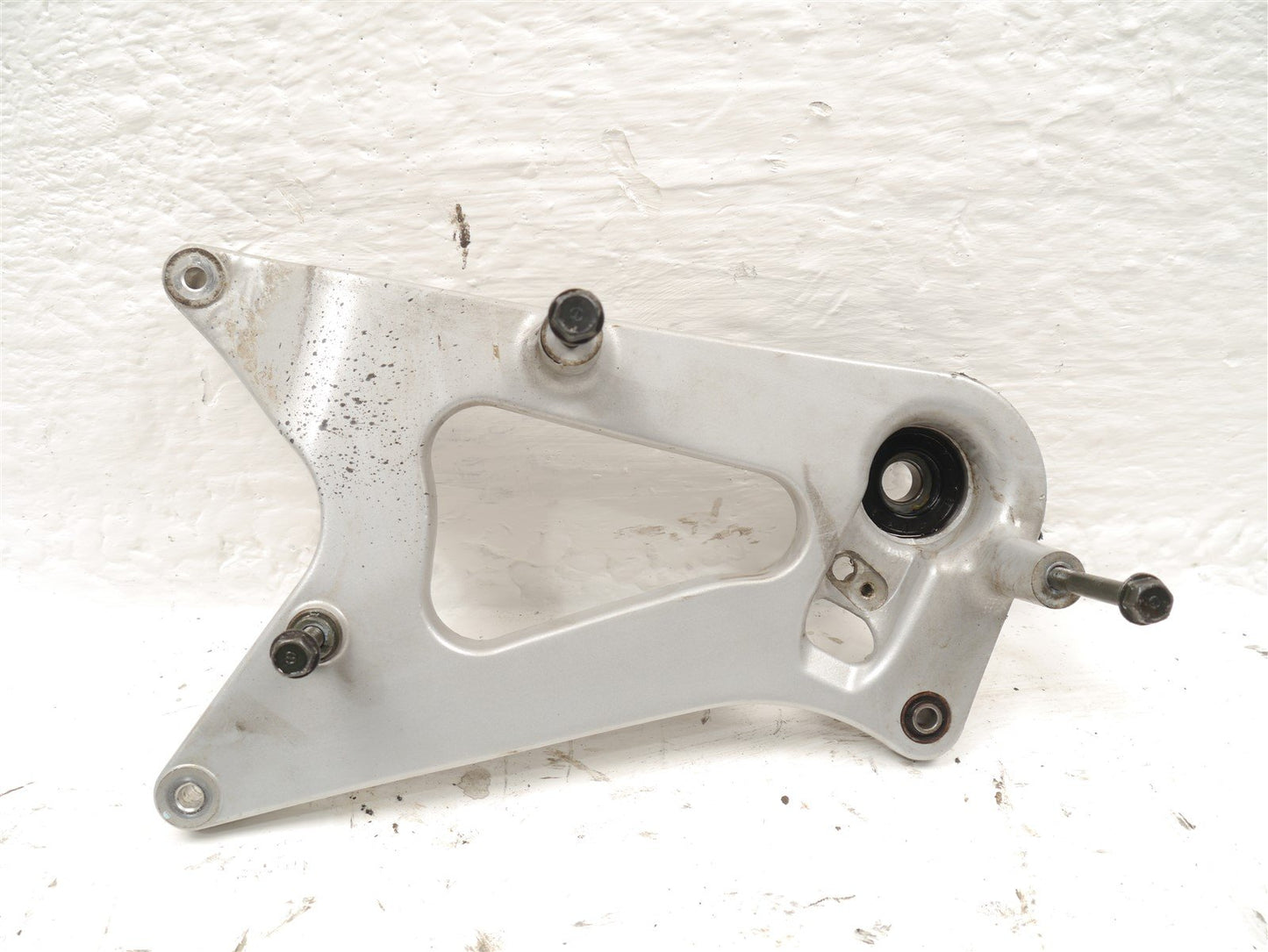 SYM SYMPHONY 125 2022-2024 REAR WHEEL MOUNT BRACKET