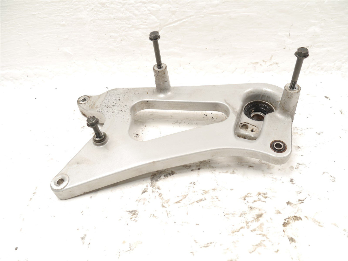 SYM SYMPHONY 125 2022-2024 REAR WHEEL MOUNT BRACKET
