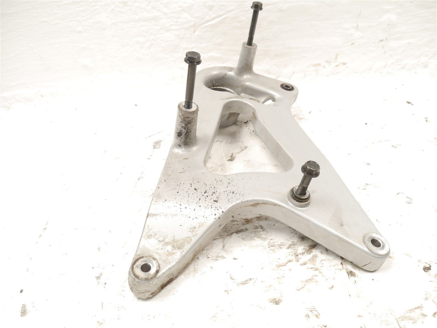 SYM SYMPHONY 125 2022-2024 REAR WHEEL MOUNT BRACKET