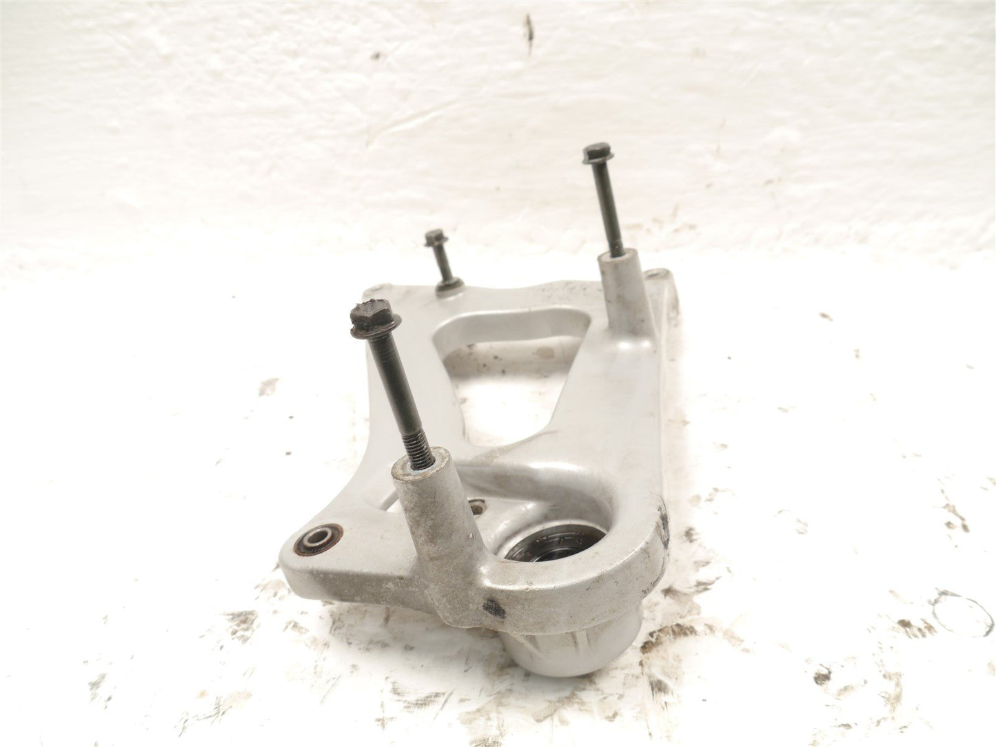 SYM SYMPHONY 125 2022-2024 REAR WHEEL MOUNT BRACKET