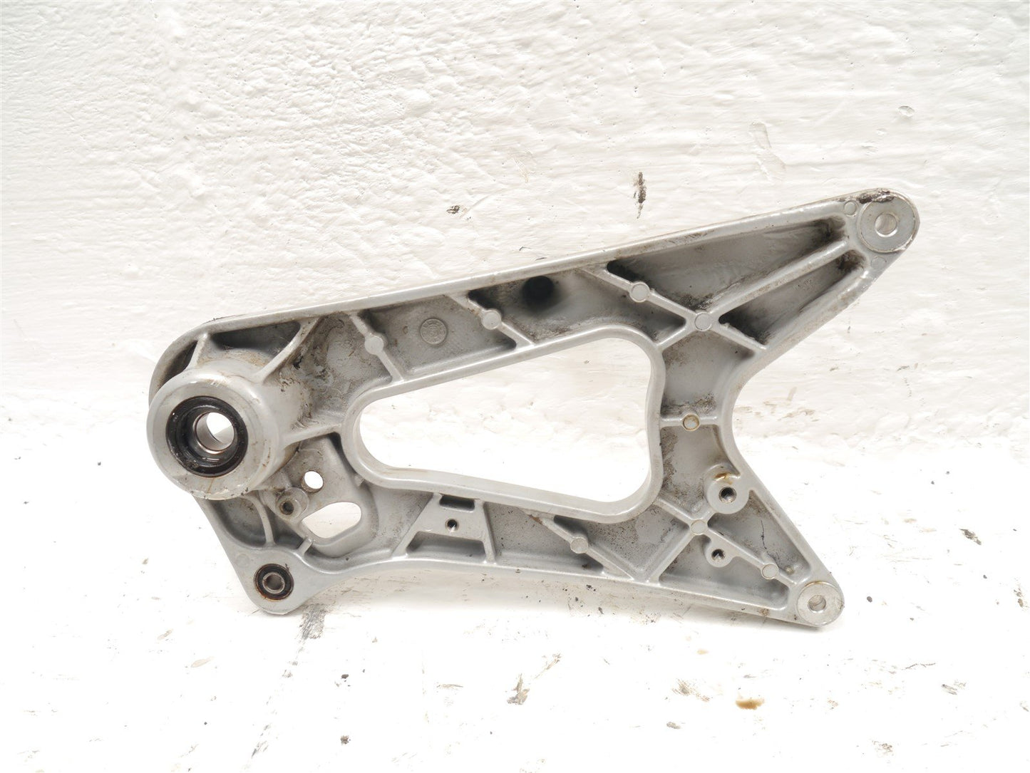 SYM SYMPHONY 125 2022-2024 REAR WHEEL MOUNT BRACKET