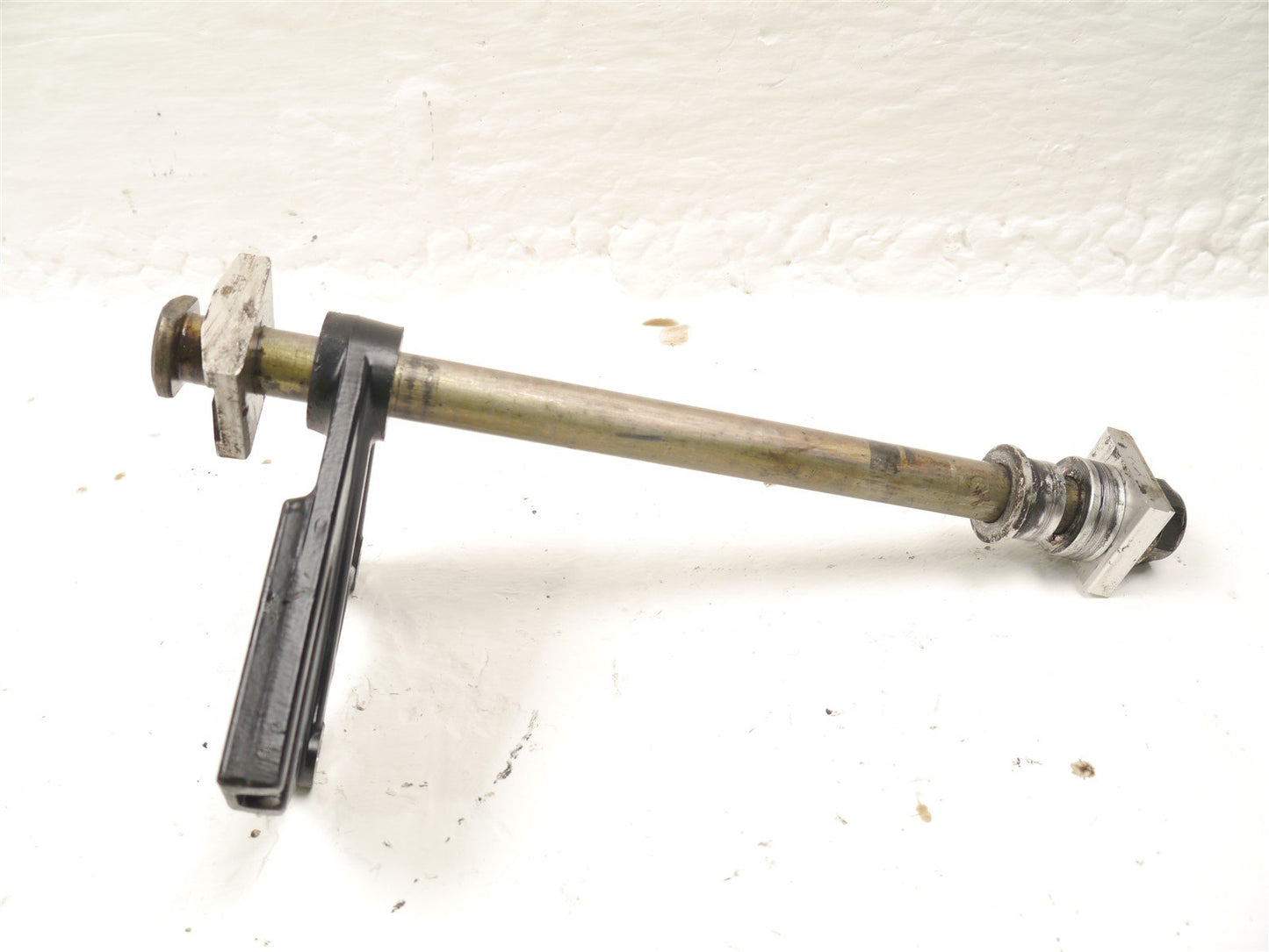 TRIUMPH SPRINT 955i RS 1999-2004 REAR WHEEL SPINDLE