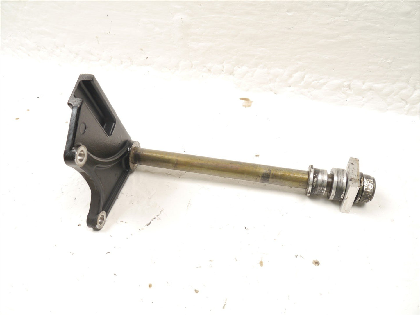TRIUMPH SPRINT 955i RS 1999-2004 REAR WHEEL SPINDLE