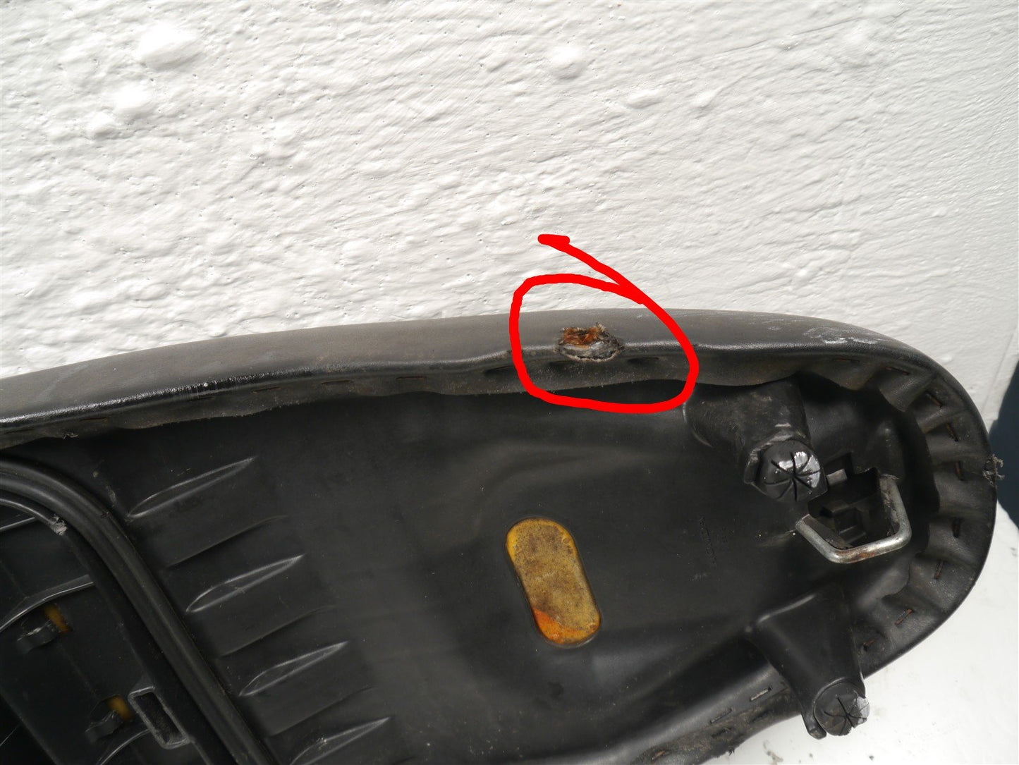 HONDA NSC110 VISION 2012-2016 SEAT AND STORAGE TUB (TORN)