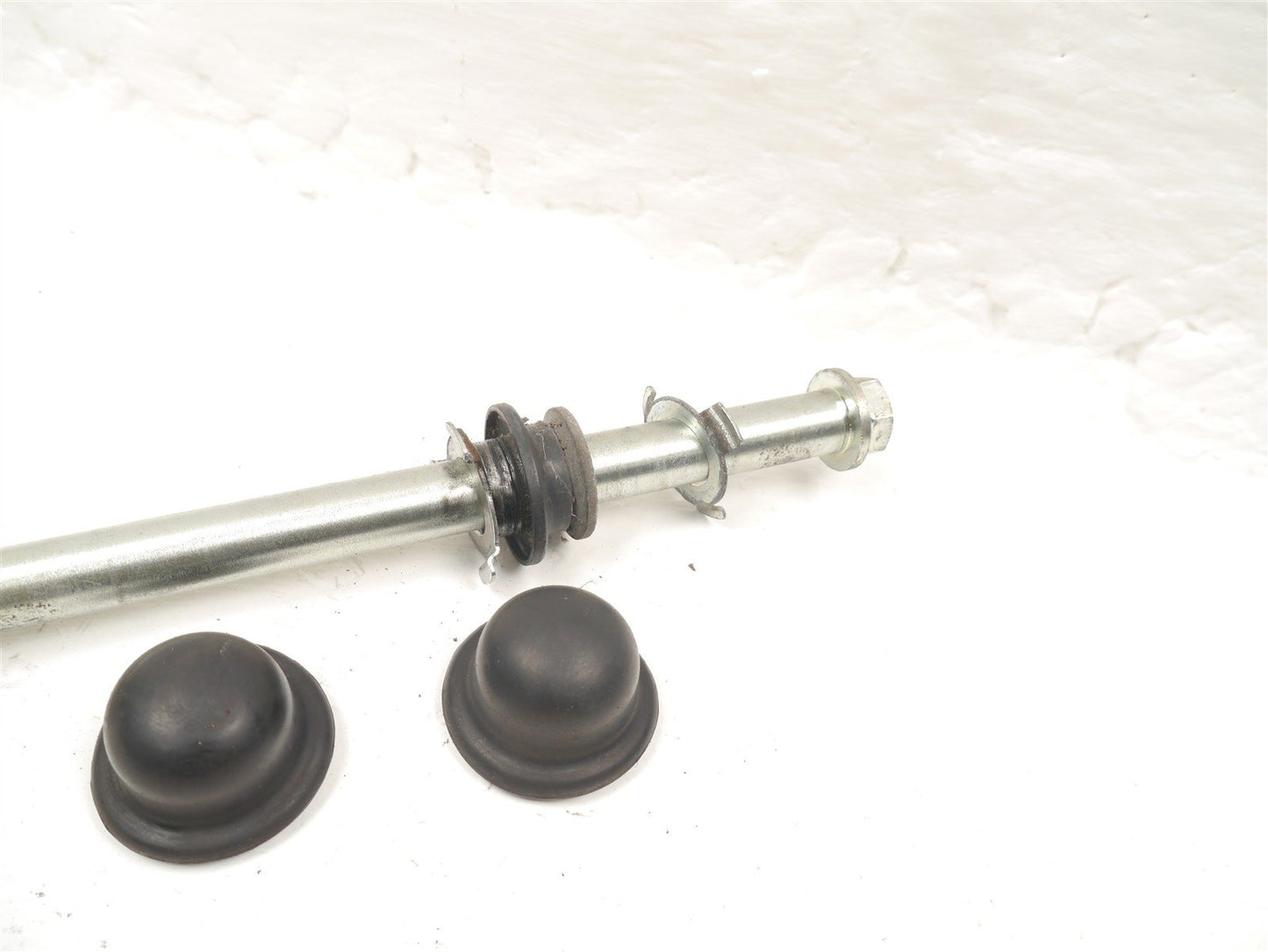 YAMAHA YBR125 CUSTOM FRONT WHEEL SPINDLE