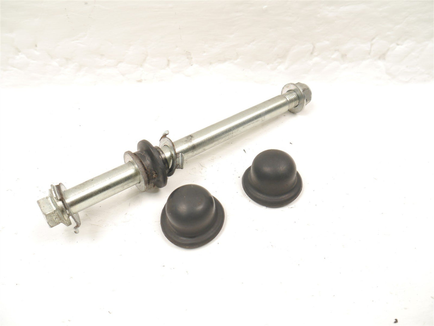 YAMAHA YBR125 CUSTOM FRONT WHEEL SPINDLE