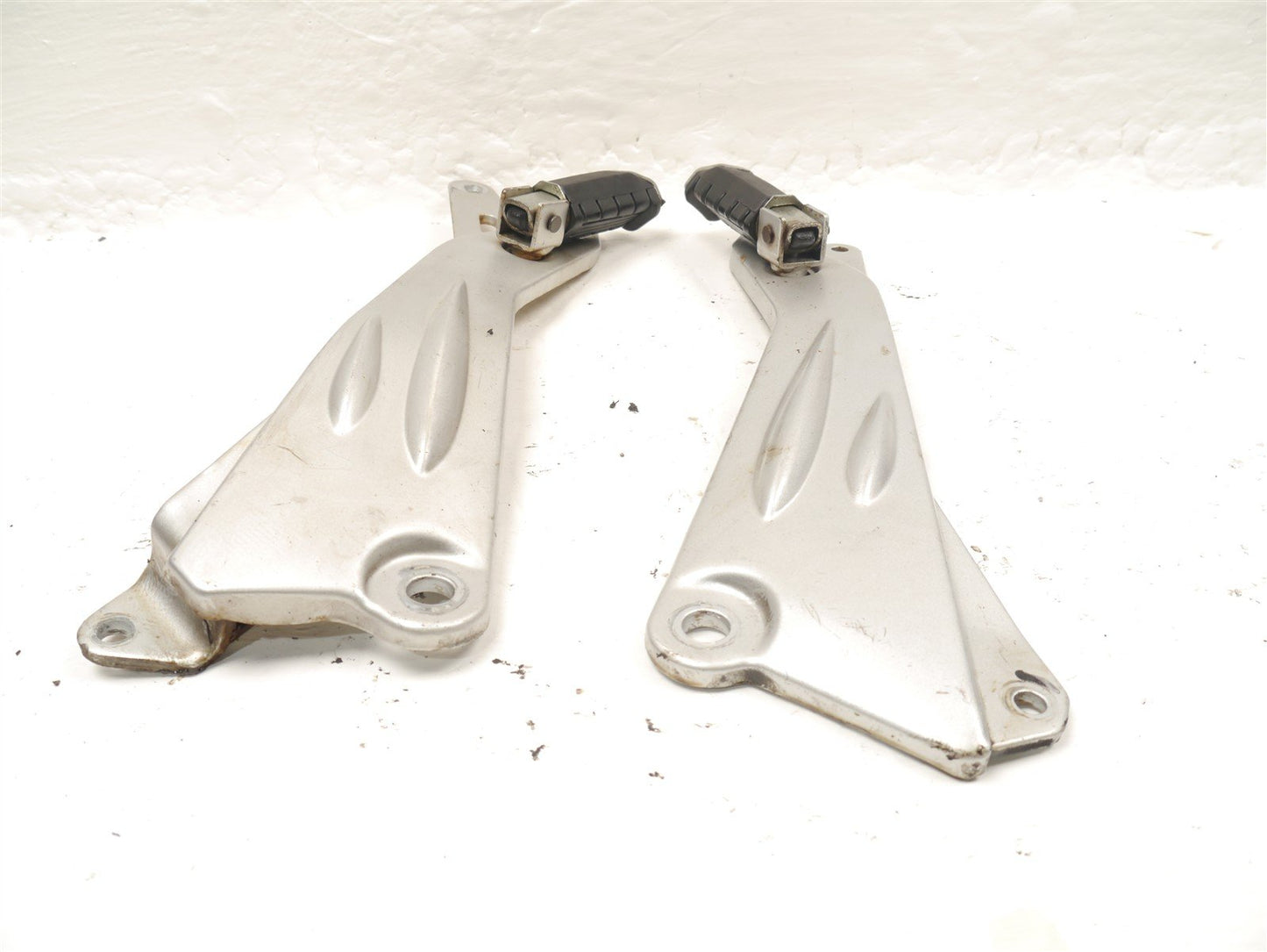 YAMAHA YBR125 CUSTOM REAR FOOTRESTS & HANGERS