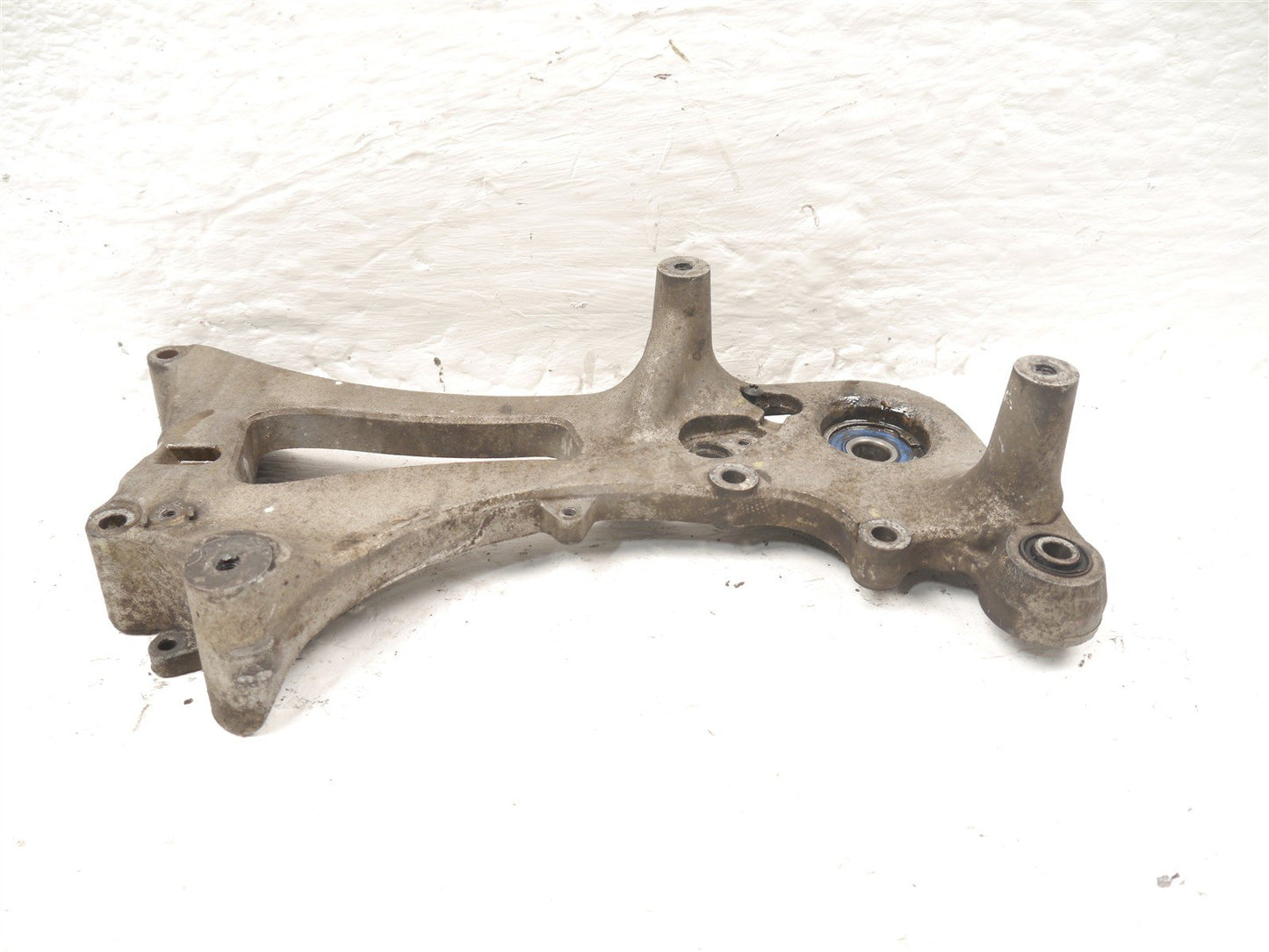 PIAGGIO BEVERLY 350 REAR WHEEL MOUNT BRACKET