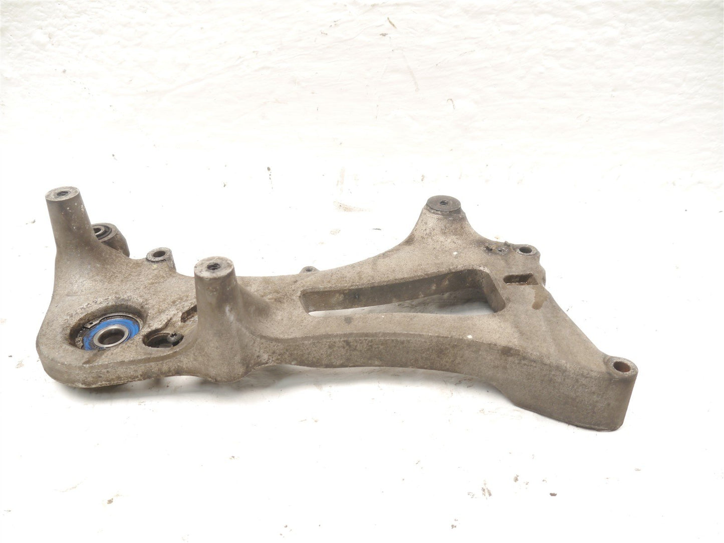 PIAGGIO BEVERLY 350 REAR WHEEL MOUNT BRACKET