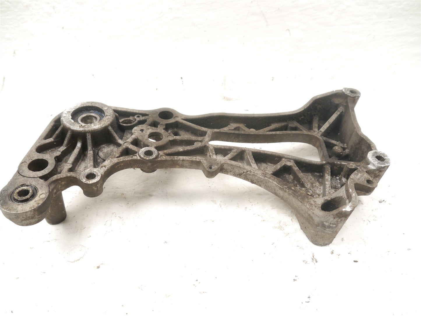 PIAGGIO BEVERLY 350 REAR WHEEL MOUNT BRACKET
