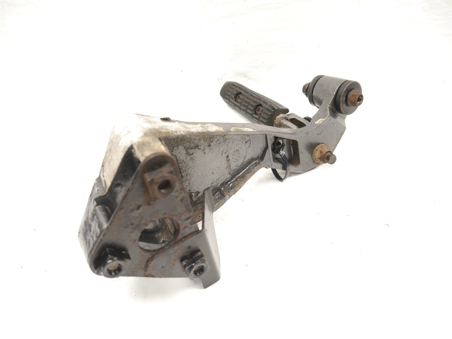 TRIUMPH TRIDENT SPRINT 900 1992-1998 RIGHT REAR FOOTREST HANGER