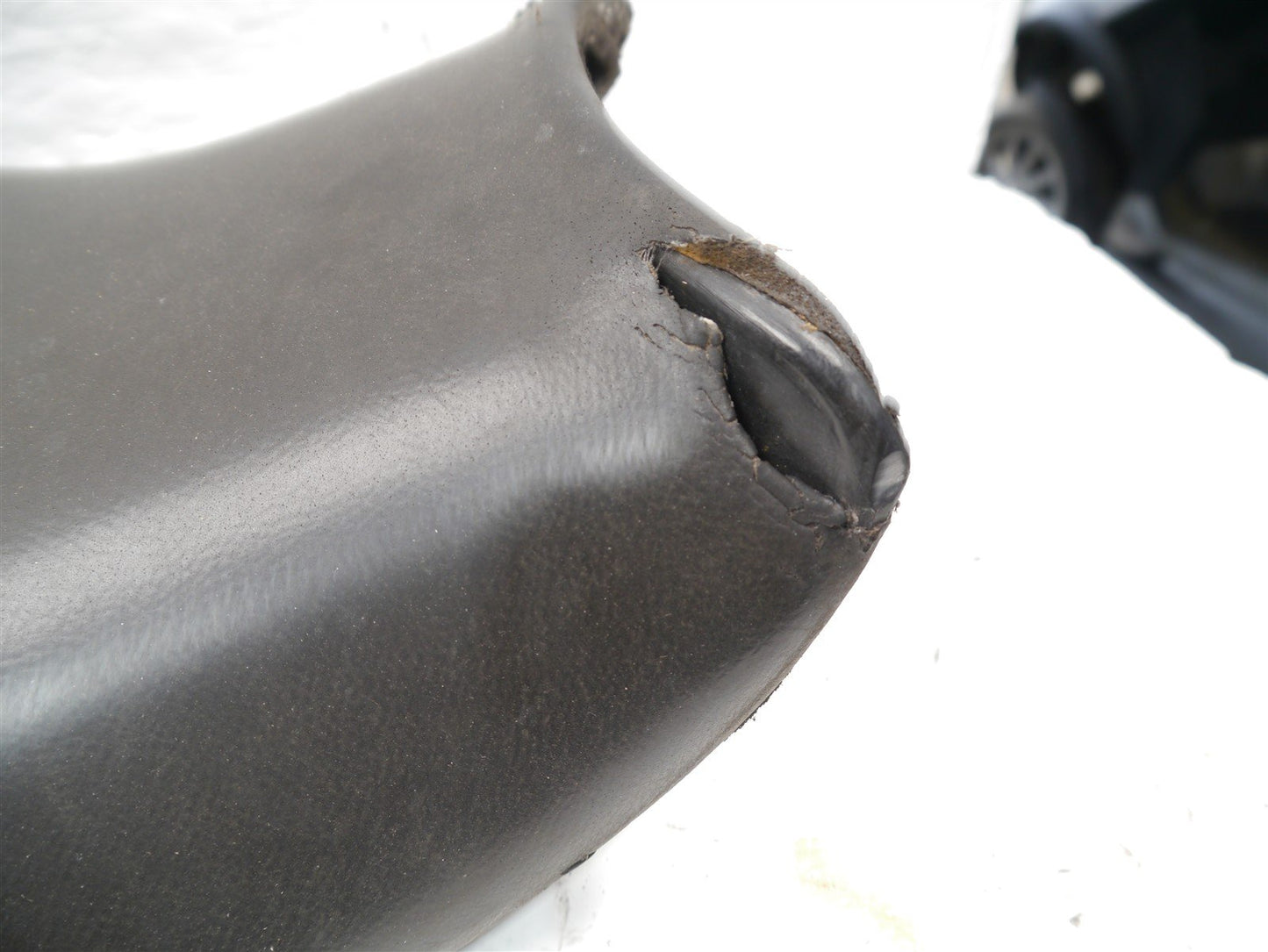 TRIUMPH SPRINT ST 955I 1999-2004 SEAT (TORN)