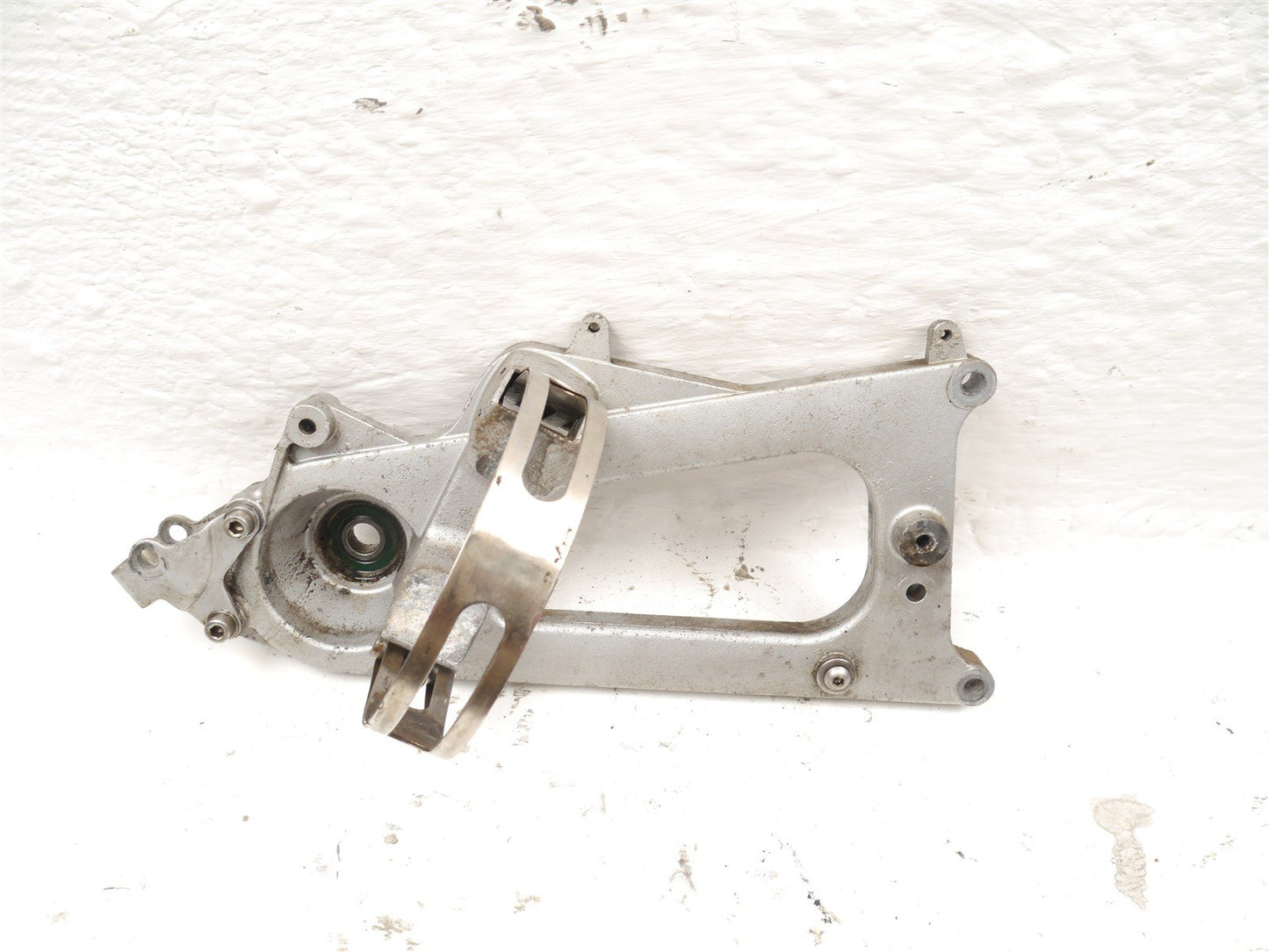 PIAGGIO MP3 400 2006-2012 REAR WHEEL EXHAUST MOUNT