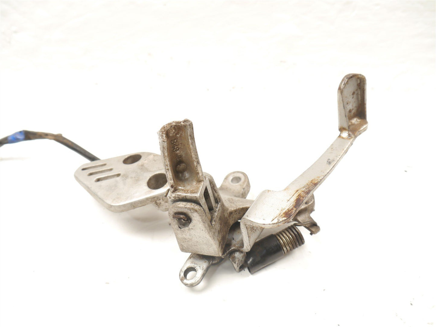 YAMAHA XSR125 2021-2026 FRONT RIGHT FOOTREST HANGER