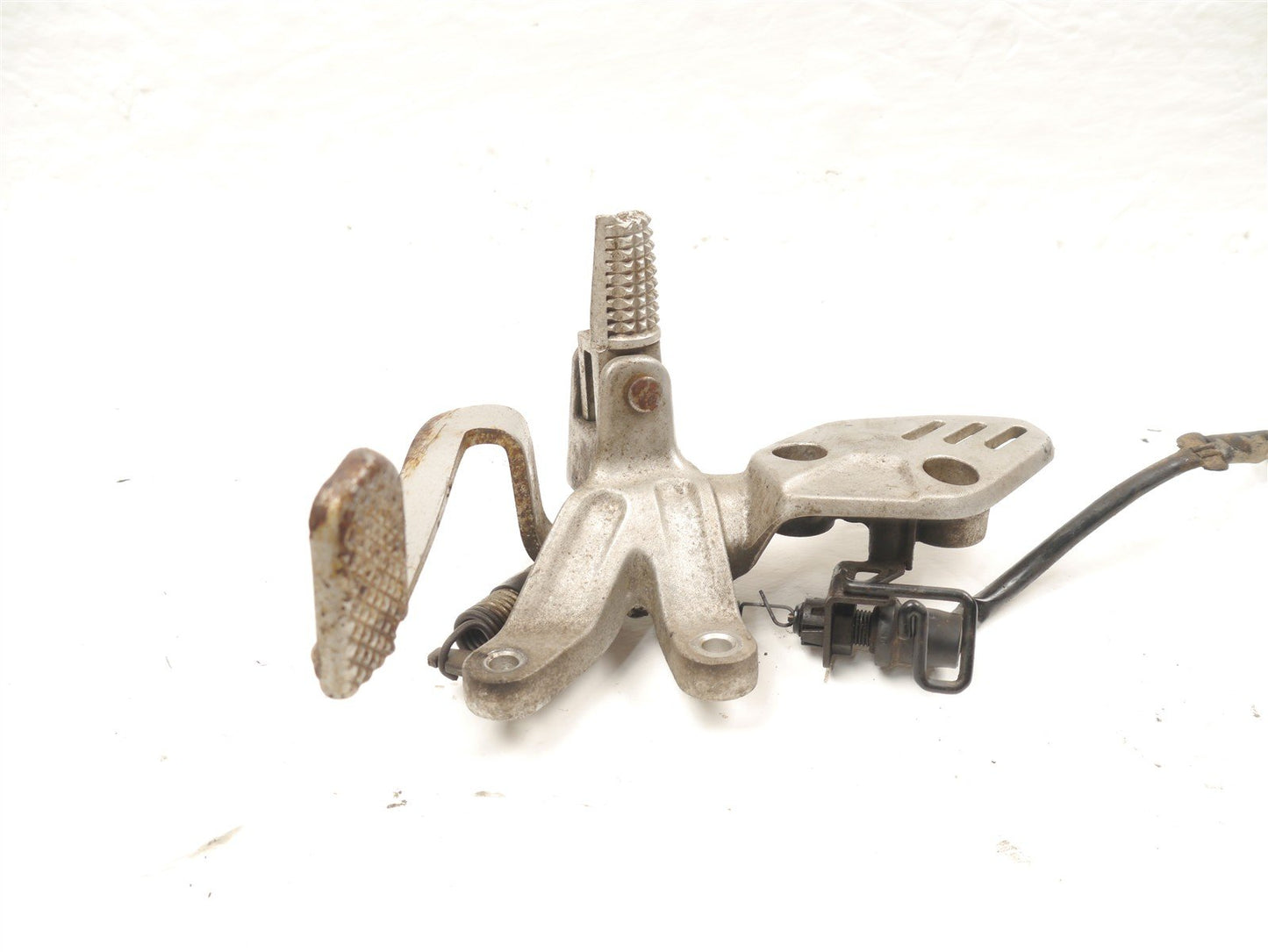 YAMAHA XSR125 2021-2026 FRONT RIGHT FOOTREST HANGER