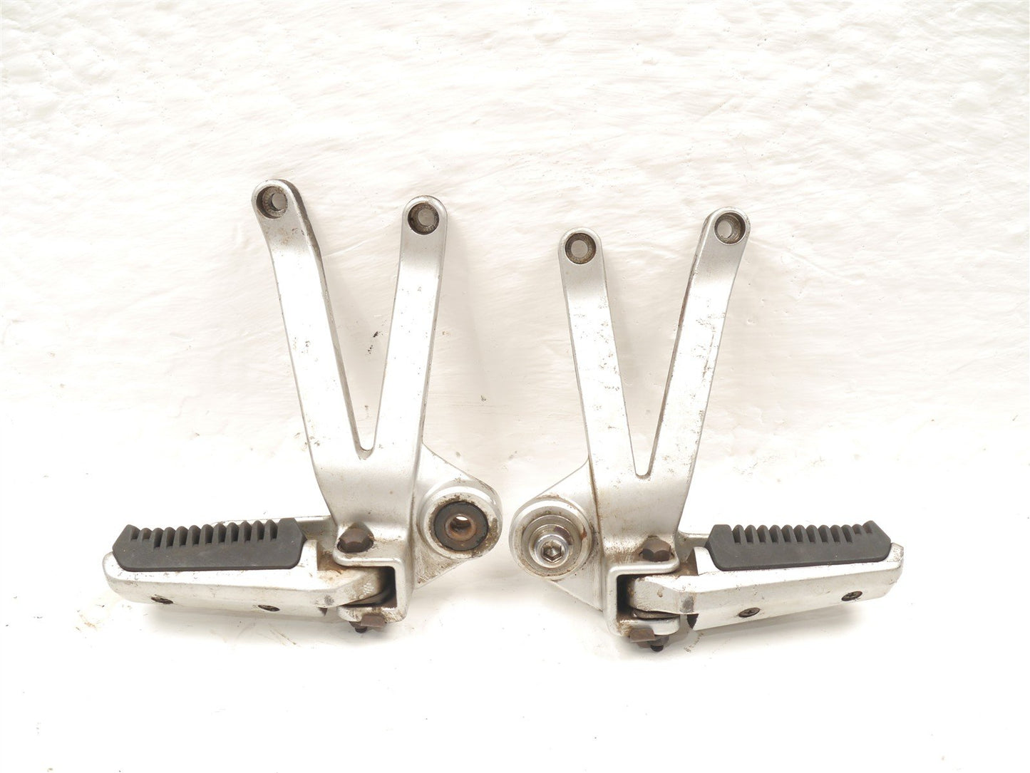 SUZUKI VX800 REAR FOOTREST HANGERS & PEGS