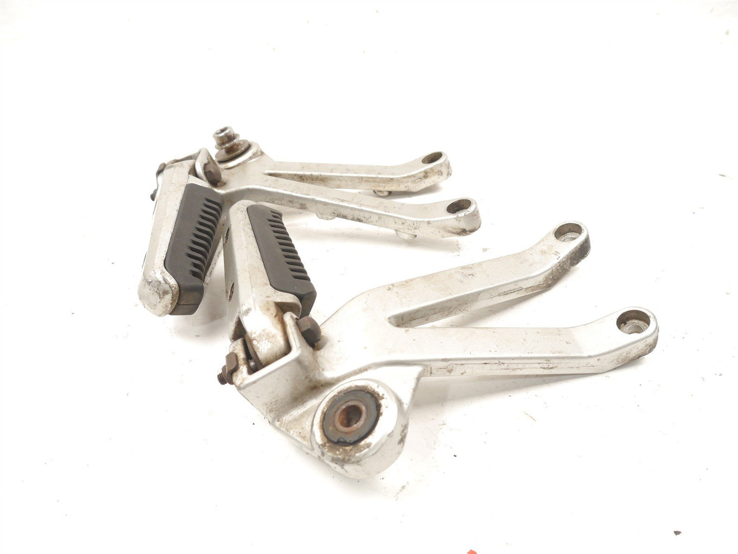 SUZUKI VX800 REAR FOOTREST HANGERS & PEGS