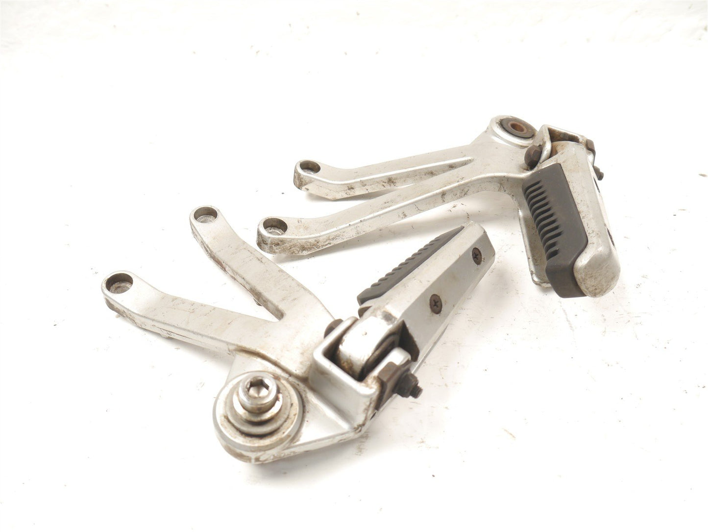 SUZUKI VX800 REAR FOOTREST HANGERS & PEGS