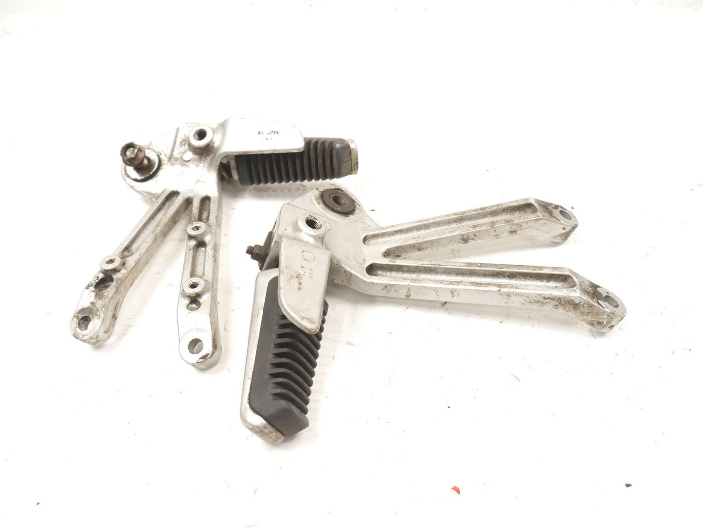 SUZUKI VX800 REAR FOOTREST HANGERS & PEGS