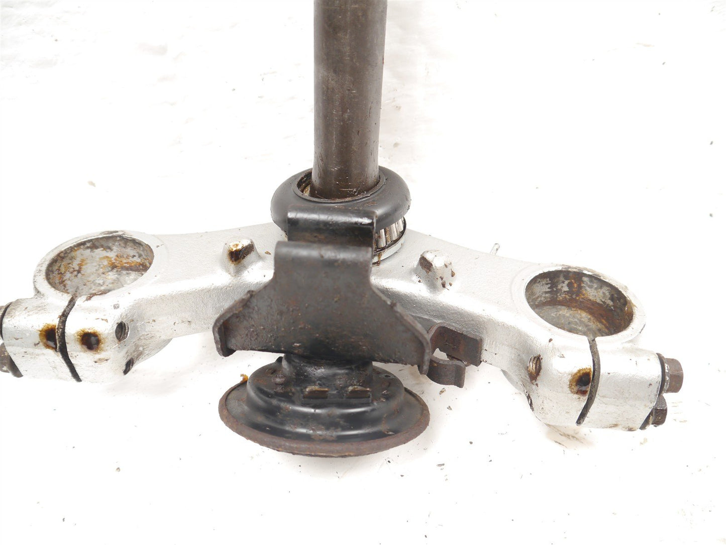 SUZUKI VX800 BOTTOM FORK YOKE