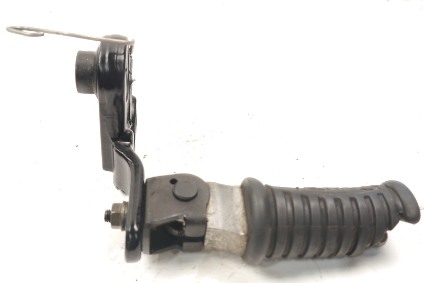 TRIUMPH BONNEVILLE 865 2008-2015 FRONT LEFT FOOTREST HANGER & PEG