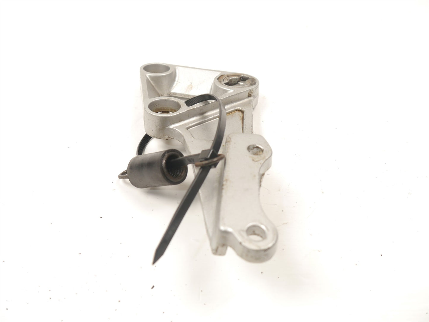 SUZUKI SV650 1999-2002 FRONT RIGHT FOOTREST HANGER