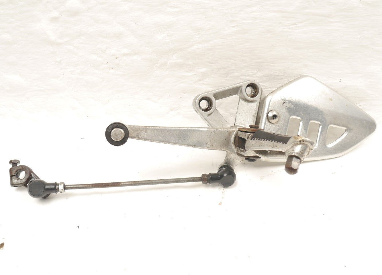 SUZUKI SV650 1999-2002 GEAR LEVER FRONT LEFT HANGER & PEG