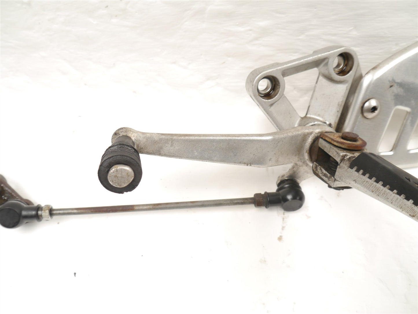 SUZUKI SV650 1999-2002 GEAR LEVER FRONT LEFT HANGER & PEG