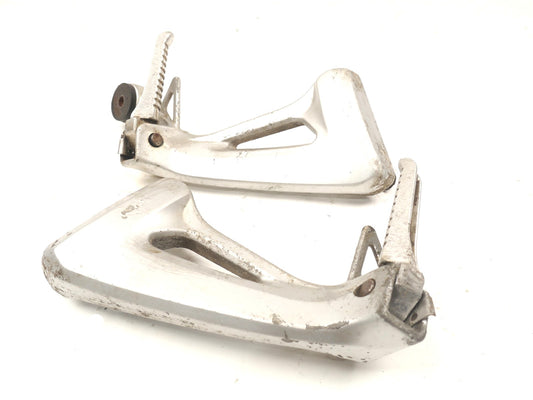 SUZUKI SV650 1999-2002 REAR FOOTREST HANGERS & PEGS