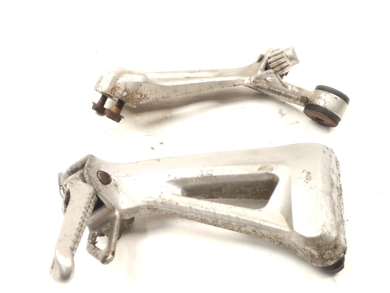 SUZUKI SV650 1999-2002 REAR FOOTREST HANGERS & PEGS
